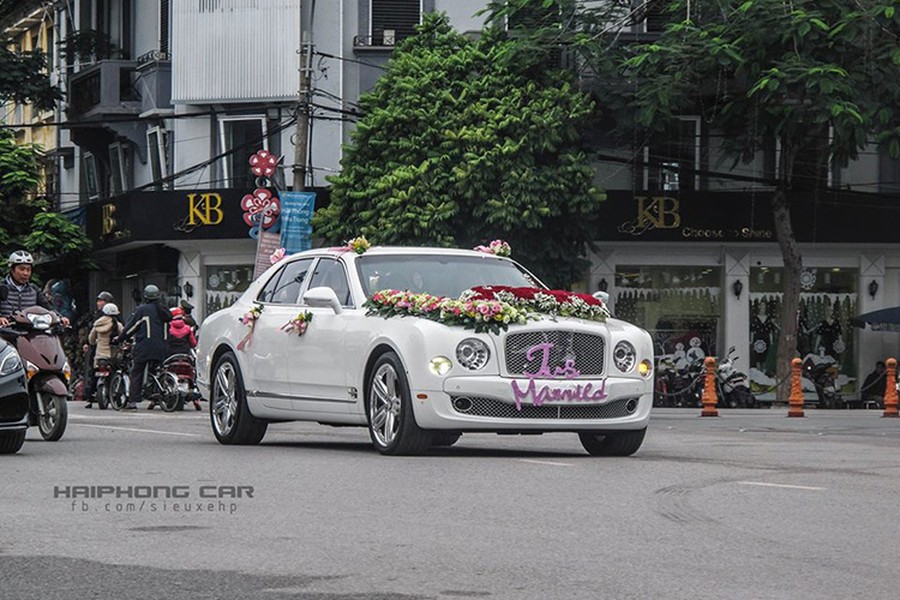 Dẫn đầu đoàn  siêu xe sang "đi hỏi vợ" nổi bật là xế sang triệu đô - Bentley Mulsanne, tiếp theo là những chiếc xe sang đắt tiền đến từ các thương hiệu như Porsche, Mercedes-Benz, Hummer... cùng hàng chục xe môtô "khủng".